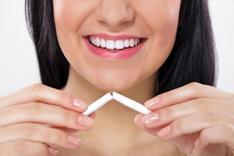 Djevojka je slomila cigaretu